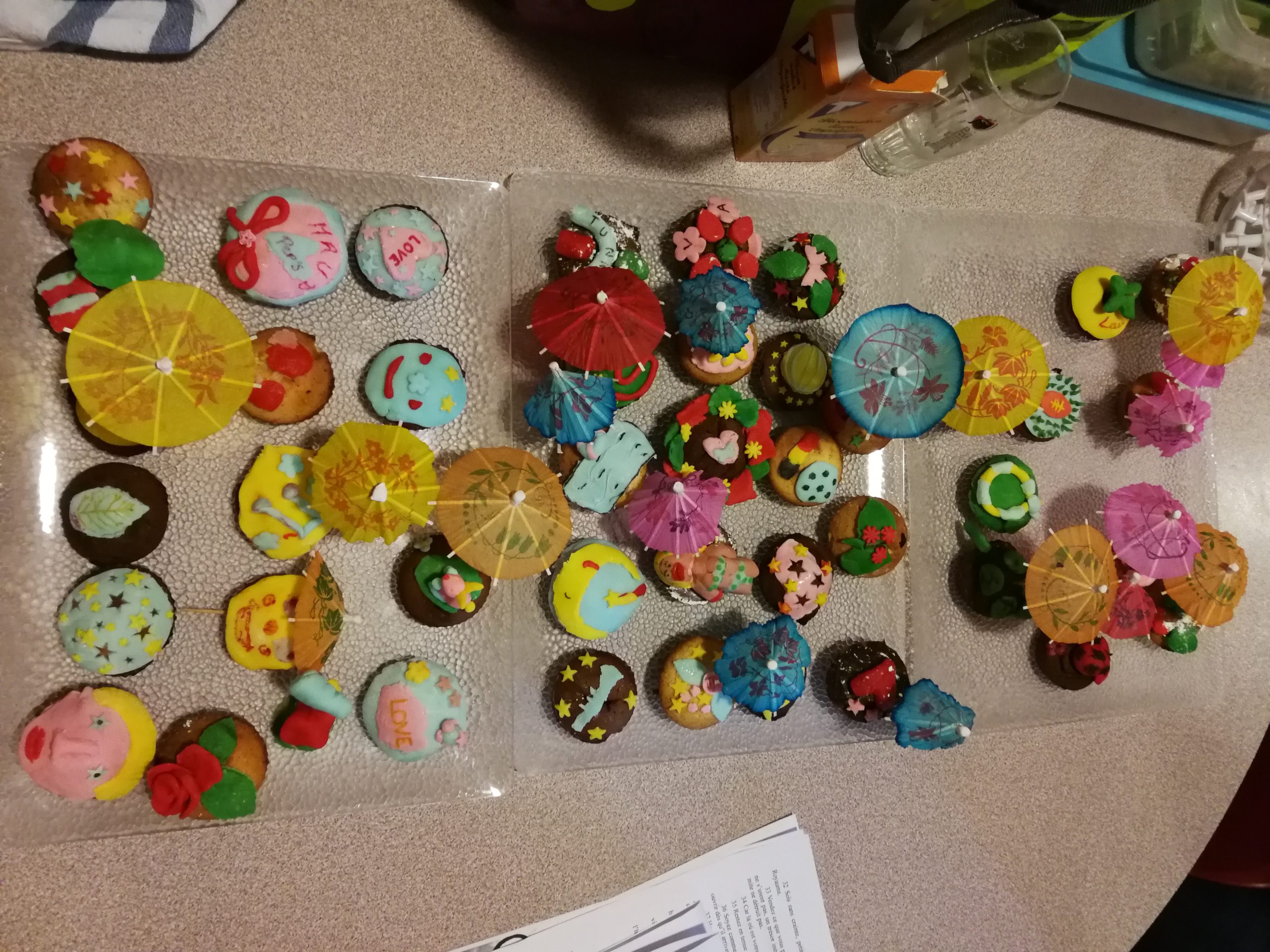 Petits cakes colorés avec de petits parasols