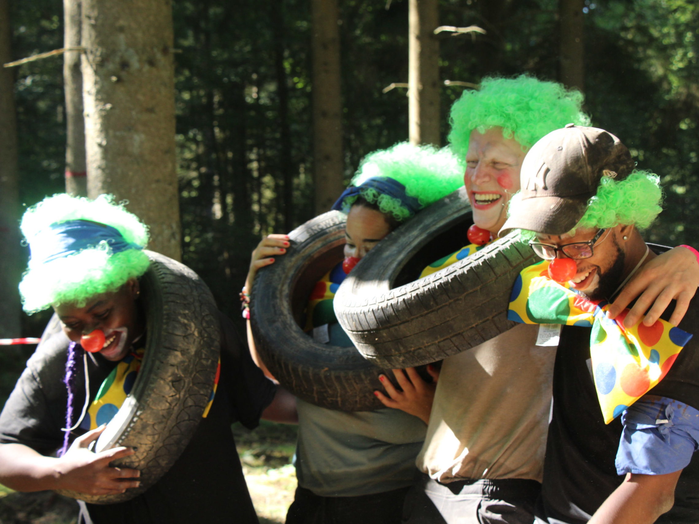 Equipe déguisée en clown et réalisant l'épreuve des pneus à la Fun Trophy